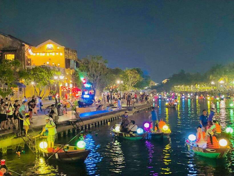 Hoi An: Hoai River Boat Ride with Flower Lantern Release - Boarding a small boat on the Hoai River