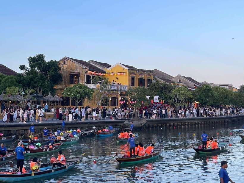 Hoi An: Hoai River Boat Ride with Flower Lantern Release - What the scenery is really like