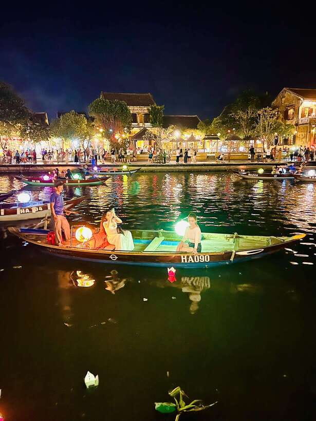 Hoi An: Hoai River Boat Ride with Flower Lantern Release - Seeing Hoi An from the Hoai River
