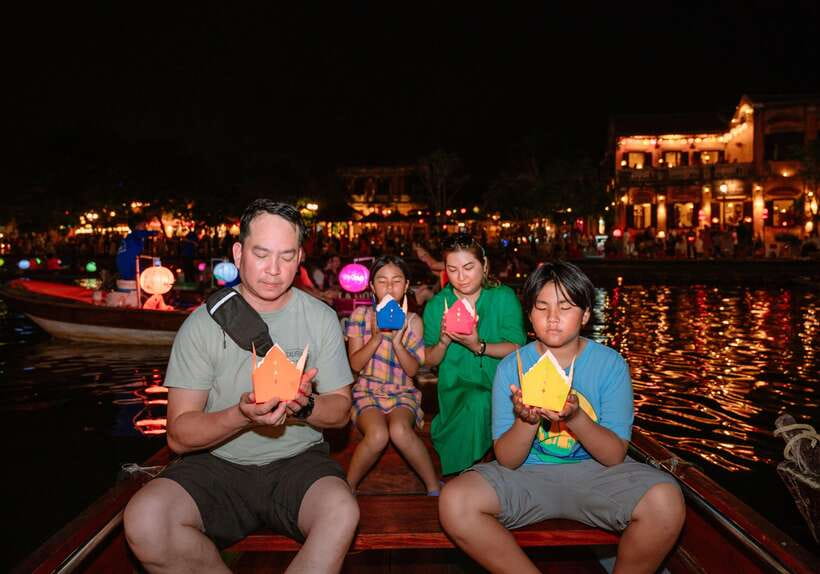 Hoi An : Lantern Boat Ride & Flower Lantern Making Class. - Releasing the Lantern From the Boat