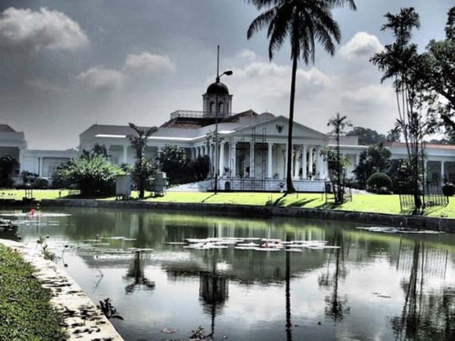 Jakarta: Botanical Garden & Rainforest Trekking to Waterfall - The 2.5-kilometer walk to Cikaracak
