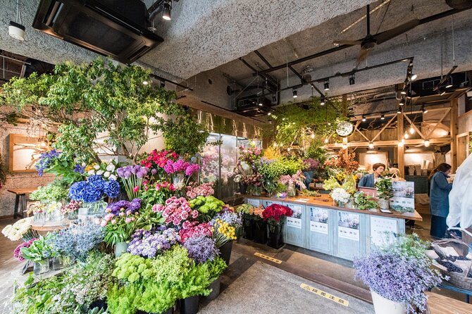 Japanese flower arranging (Ikebana) Experience/Workshop in Tokyo - A Quiet Flower Shop Break in Tokyo