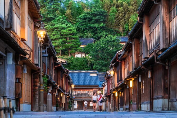 Kanazawa Half Day Private Tour - Castle, Garden, Geisha District - Higashi Chaya District, the right finish for a walking tour