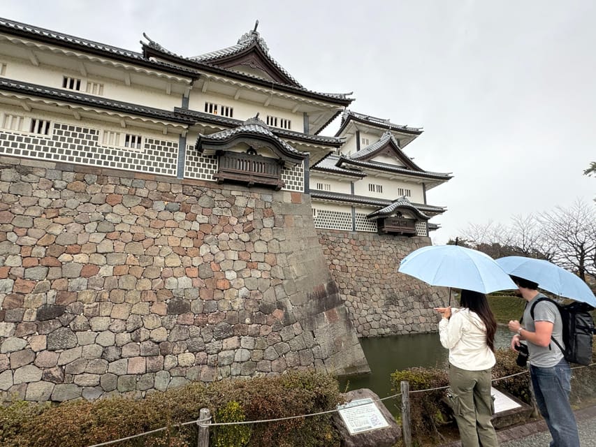 Kanazawa: Half-Day Private Tour - Garden, Castle, Geisha - Higashi Chaya’s wooden streets and craft traditions