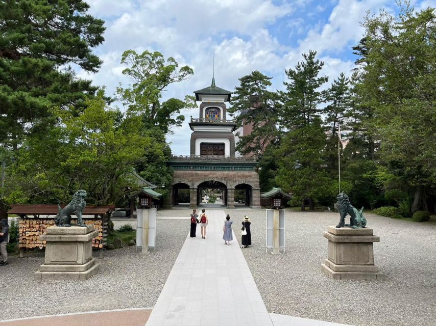 Kanazawa: Samurai, Matcha, Gardens and Geisha Full-Day Tour - Oyama Shrine mixes Japanese and Western design
