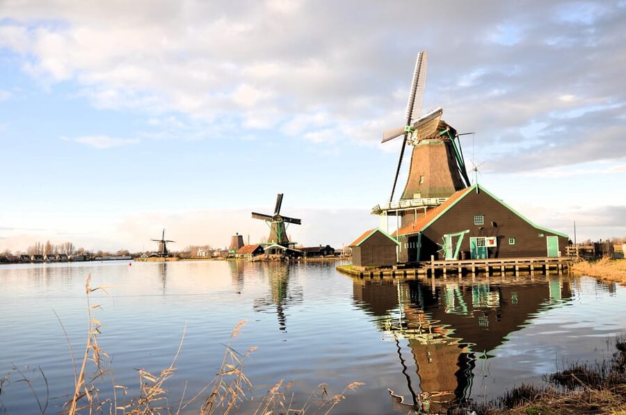Keukenhof: Private Tulip & Windmill tour with cheese tasting - The short transfer to Lisse and the flower fields