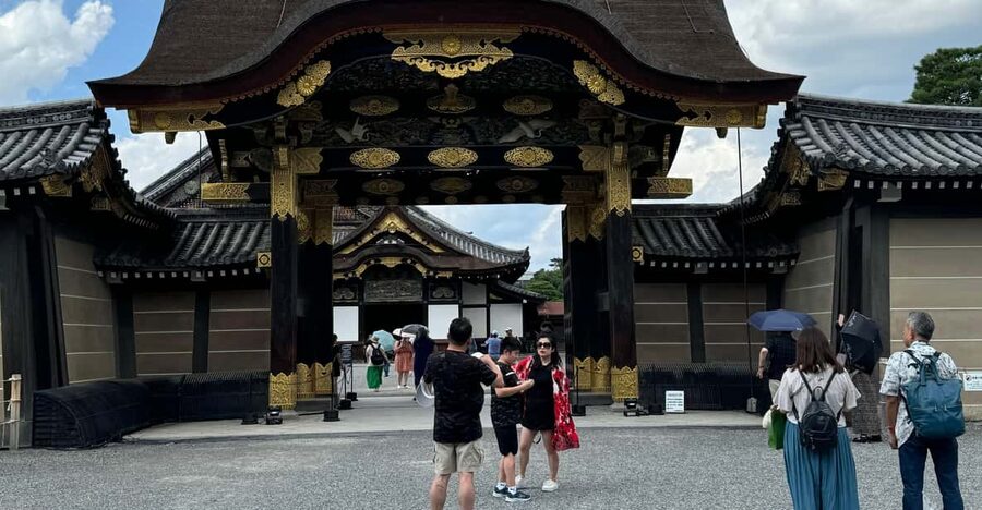 Kyoto: Nijo Castle & Gardens 2-Hour Guided Tour - First look at the castle and its grand architecture