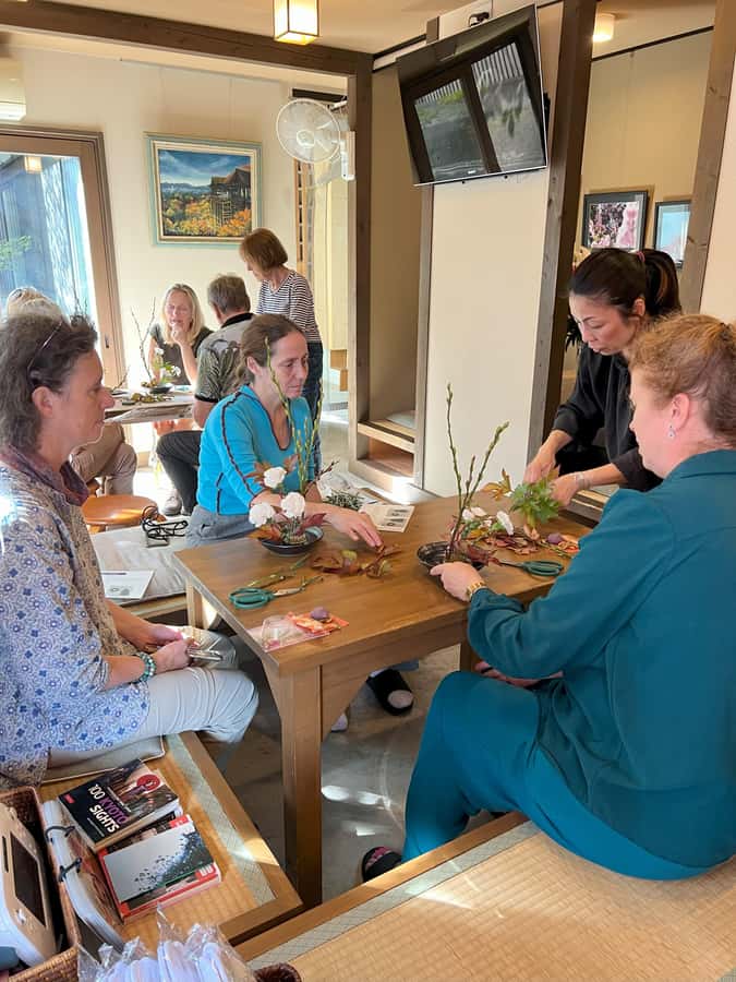 Kyoto: Premium Ikebana Workshop with Vase Souvenir - Choosing stems and shaping a basic arrangement