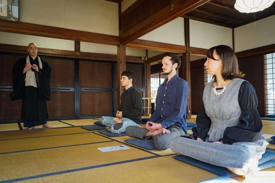 Kyoto: Zen Meditation and Garden Tour at a Temple with Lunch - Kōmyō-in’s garden sets the tone