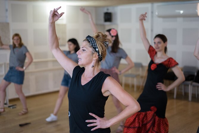 Learn Flamenco in 90 minutes - Gift flower - Meeting at C. Rioja in Seville’s old city