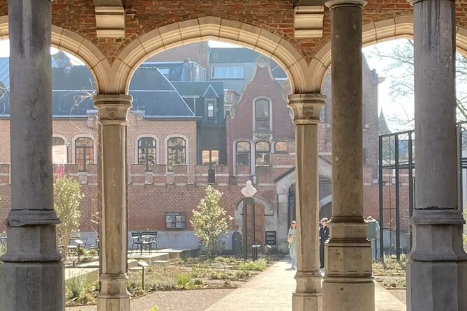 Lost Lanes and Secret Gardens Self Guided Audio Tour - Key points at a glance
