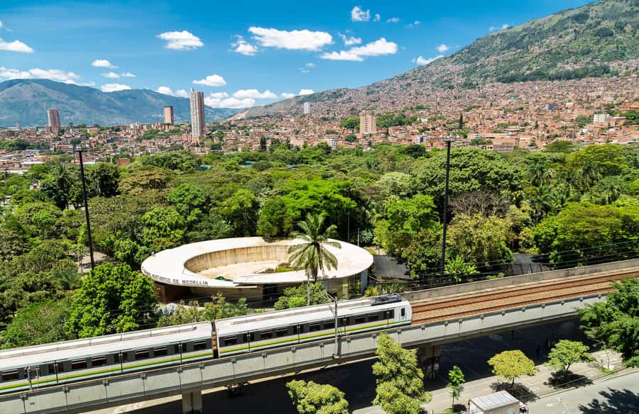 Medellín: Botanical Garden and Arvi Park City Tour - From Medellín streets to high forest