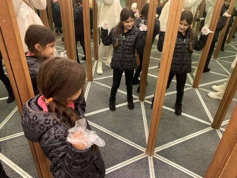 Mirror Maze and Hall of Laughter- Crooked Mirrors - Finding the real corridor among 90 mirrors