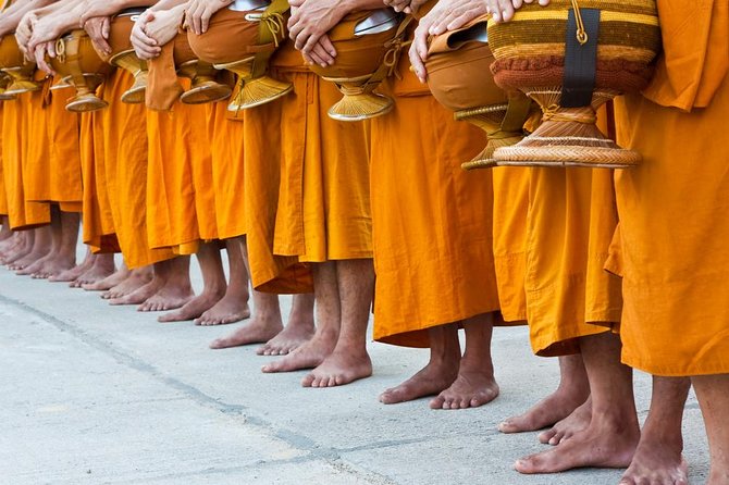 Morning Buddhist Almsgiving, Grand Palace and Flower Market Tour in Bangkok - A sunrise ritual before Bangkok wakes up