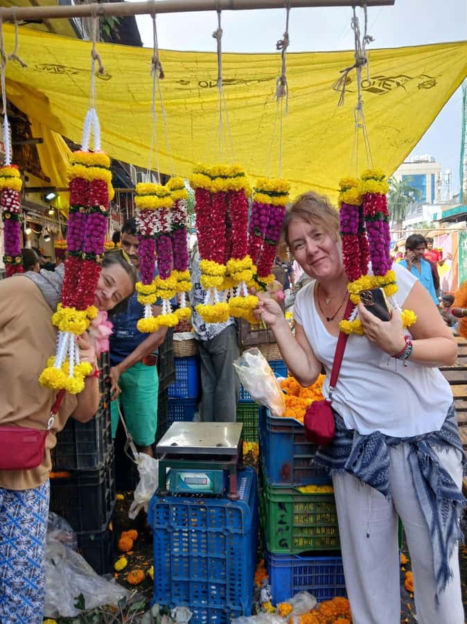 Mumbai:Dhobi Ghat Laundry,Dharavi Slum & Flower market Tour - Key points at a glance