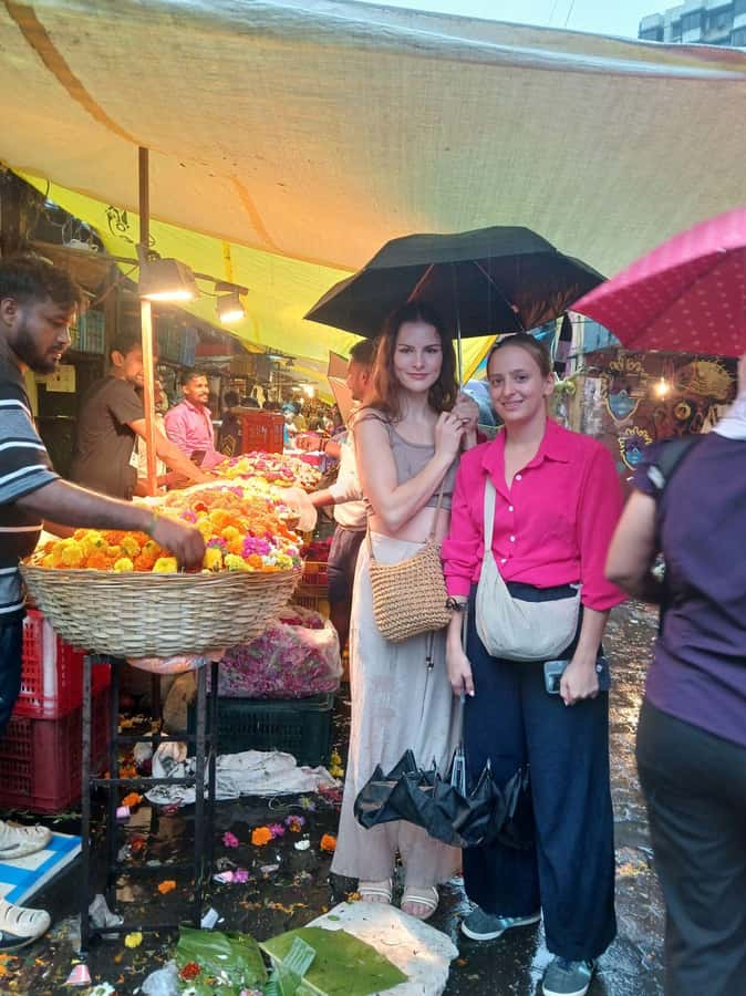 Mumbai:Dhobi Ghat Laundry,Dharavi Slum & Flower market Tour - Meeting your guide at Churchgate station