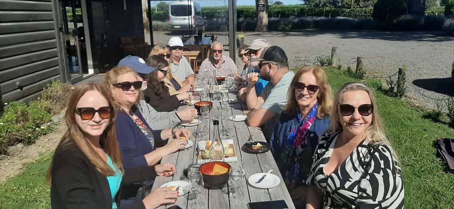 Napier: Art-Deco + Te Mata Peak+ Garden Walk + Wine Tasting - Meeting the van near Marine Parade