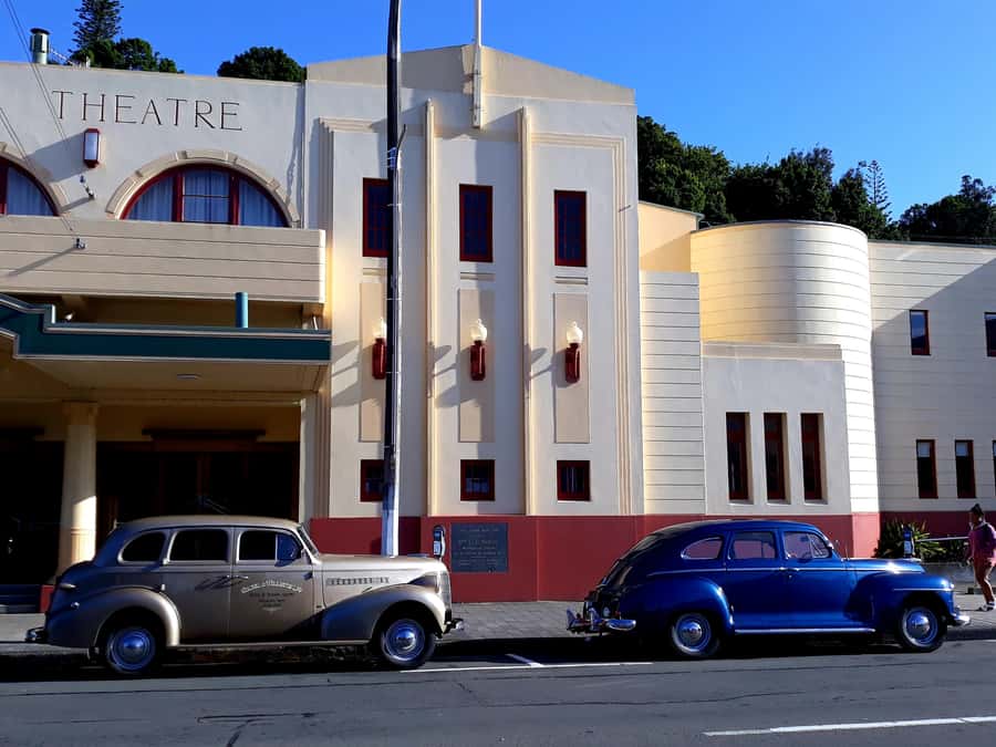 Napier: Art-Deco + Te Mata Peak+ Garden Walk + Wine Tasting - How the small group affects the day
