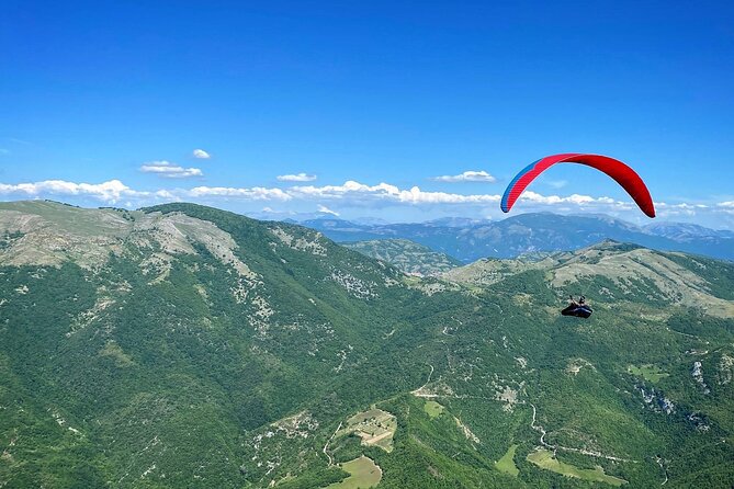 Paragliding flight over the Gardens of Ninfa - What to wear and who should book
