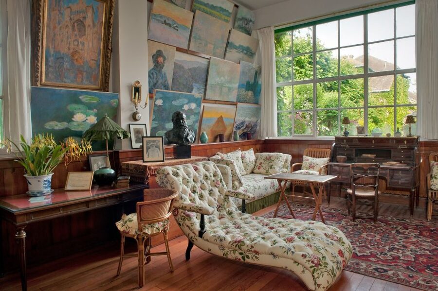 Paris: Giverny & Versailles Small Group or Private Tour - Guides who can make a long day easier