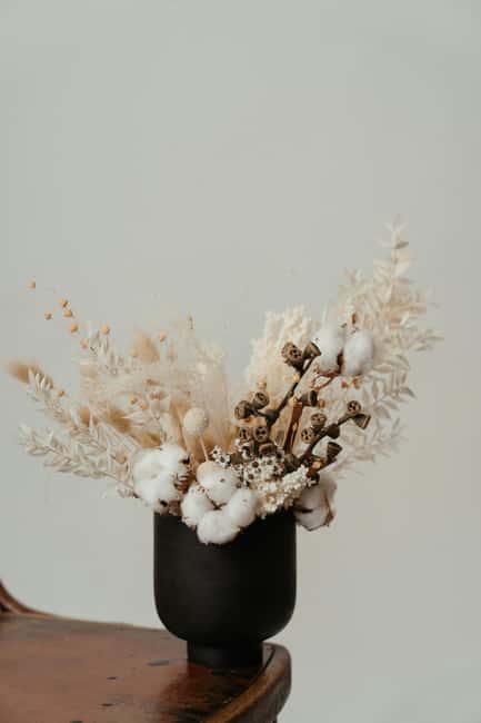 Paris: Preserved Flower Arrangement Workshop - Choosing and shaping a dried flower bouquet