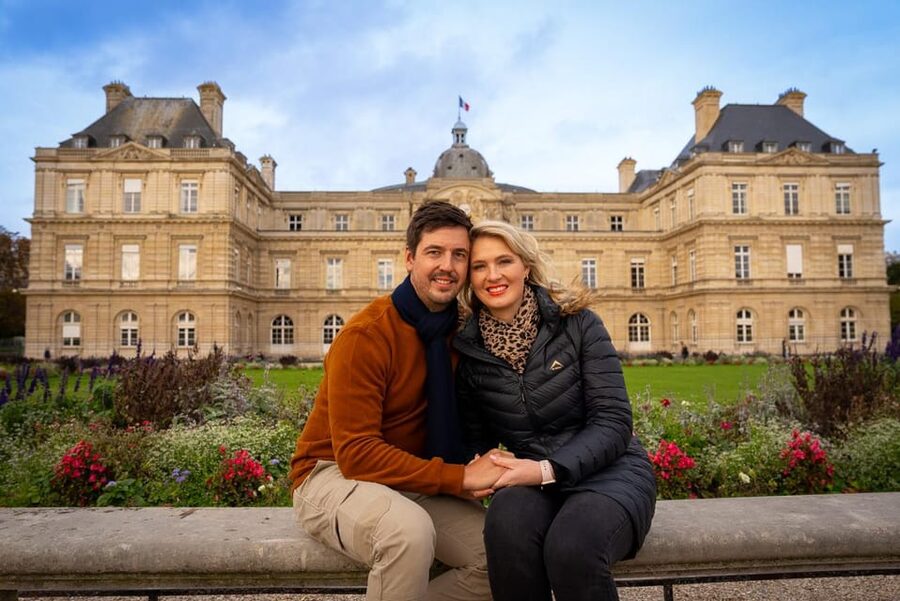 Paris: Private photo shooting at the Luxembourg Garden - Benoît’s approach to couples and families