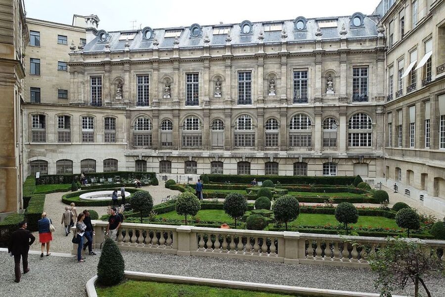 Paris Secret Gardens 1.30 hour long Walking Tour - What the two-hour route feels like