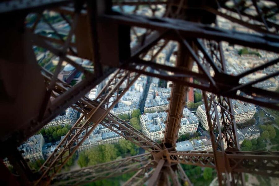 Paris: Skip-the-Line Eiffel Tower and Trocadero Gardens Tour - What the guides add to the visit