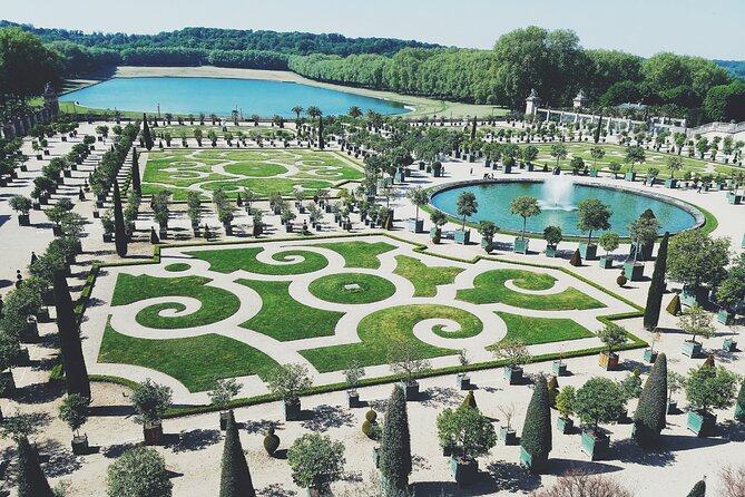 Paris Versailles Guided Tour with Gardens & Trianon Access - The Hall of Mirrors and the palace crowds