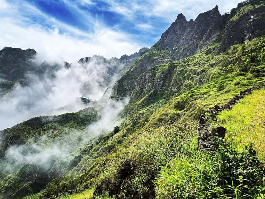 Paúl hike, the green garden - Waterfalls, fruit trees, and working farms