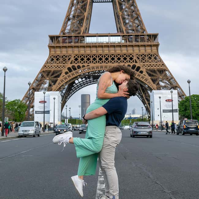 Photo session for couples with flowers around Eiffel tower - My booking verdict for couples