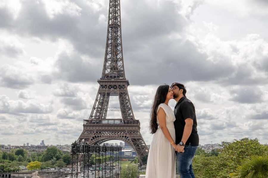 Photo session for couples with flowers around Eiffel tower - Why Trocadéro is the right place for couple photos