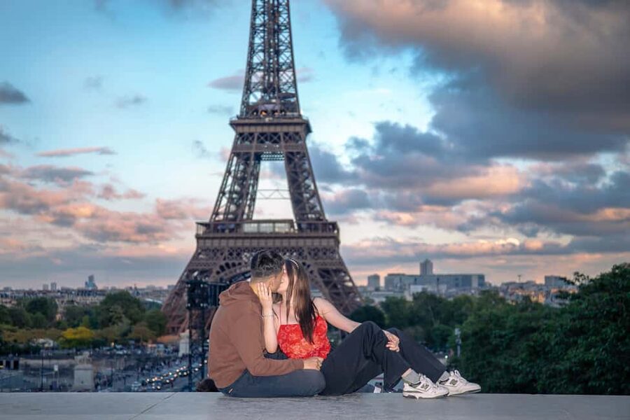 Photo session for couples with flowers around Eiffel tower - What happens during the one-hour walk