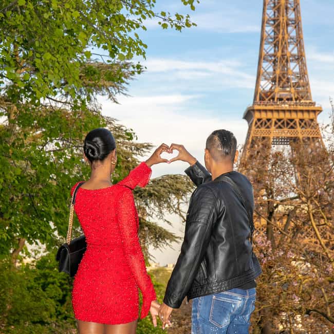 Photo session for couples with flowers around Eiffel tower - Flowers, clothing changes, and optional video