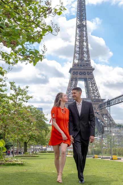 Photo session for couples with flowers around Eiffel tower - The 80-photo package and delivery time
