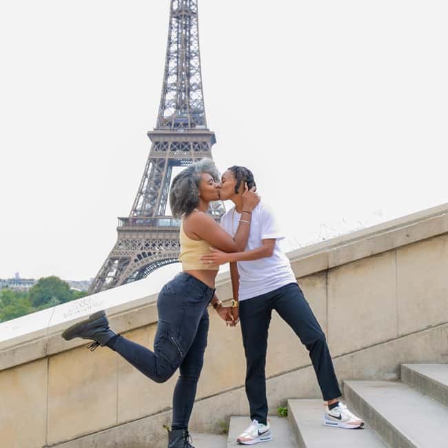 Photo session for couples with flowers around Eiffel tower - Who will enjoy this experience most