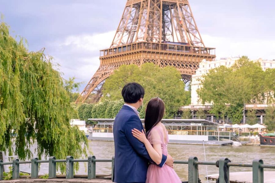 Photo session for couples with flowers around Eiffel tower - Practical planning for your Paris photo hour