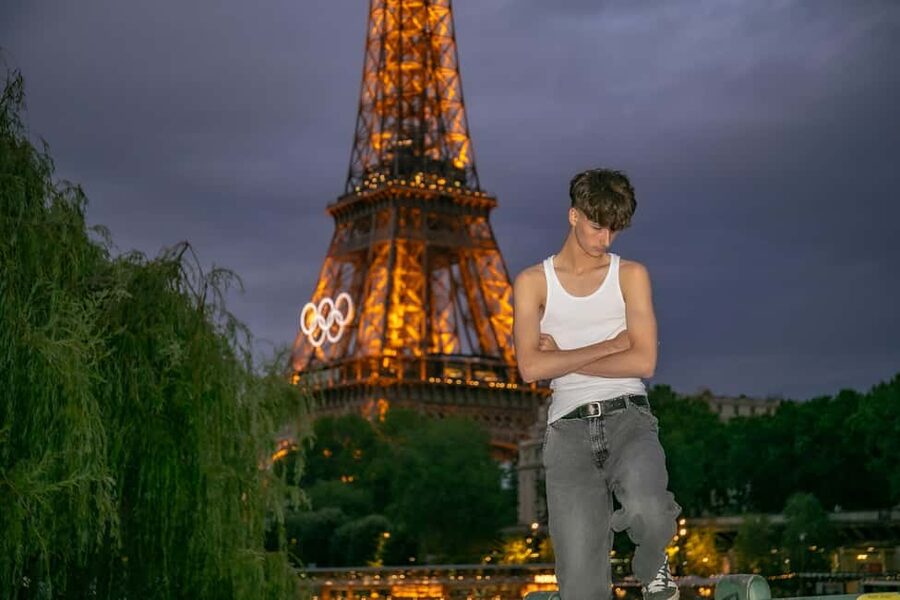 Photo session for couples with flowers around Eiffel tower - Meeting your photographer at Place du Trocadéro