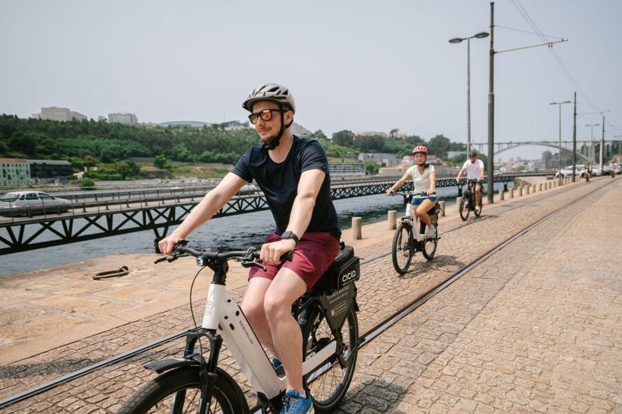 Porto Riverbank Tour on an e-bike: Atlantic Coast, Gardens - Jardim do Passeio Alegre and the Atlantic turn