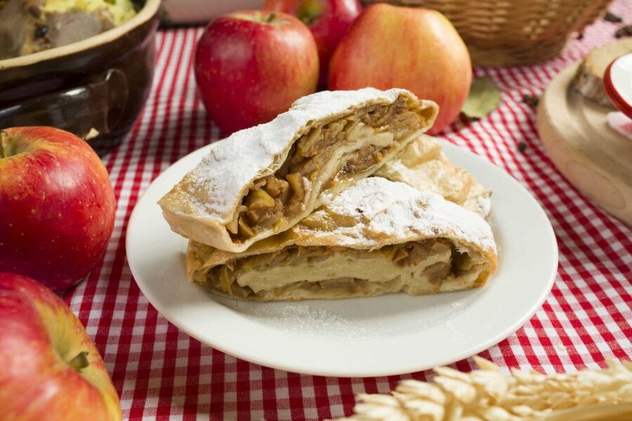 Prague: Evening Folklore Garden Party with Traditional Menu - Starting with medovina and shared plates