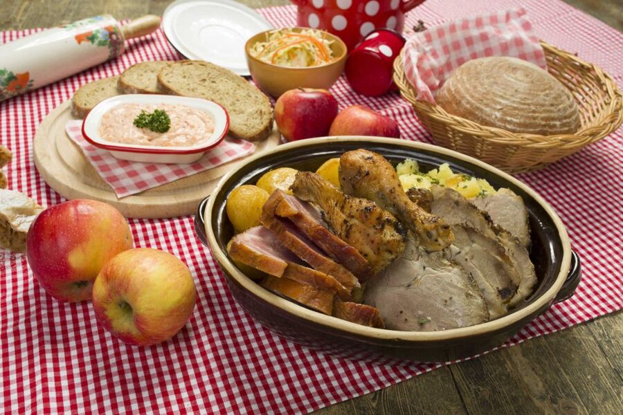 Prague: Evening Folklore Garden Party with Traditional Menu - Timing, comfort, and accessibility