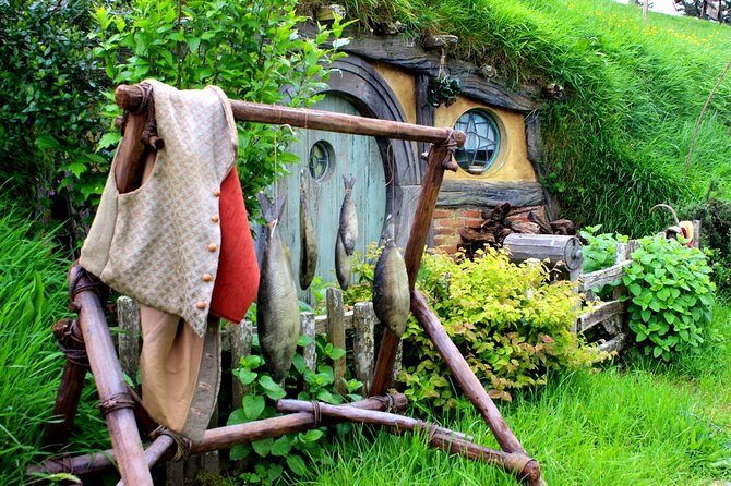 Private 2 Day Tour: Hobbiton, Waitomo, Rotorua Geothermal & Hamilton Gardens - Four major North Island sights in two days