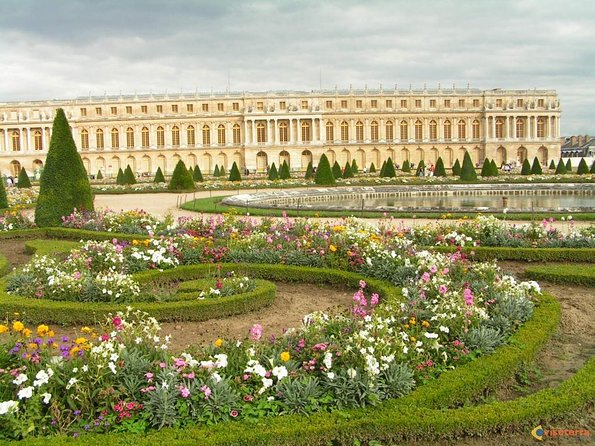 Private Giverny & Versailles Day Trip with Lunch & Hotel Transfers from Paris - Lunch at historic Moulin de Fourges