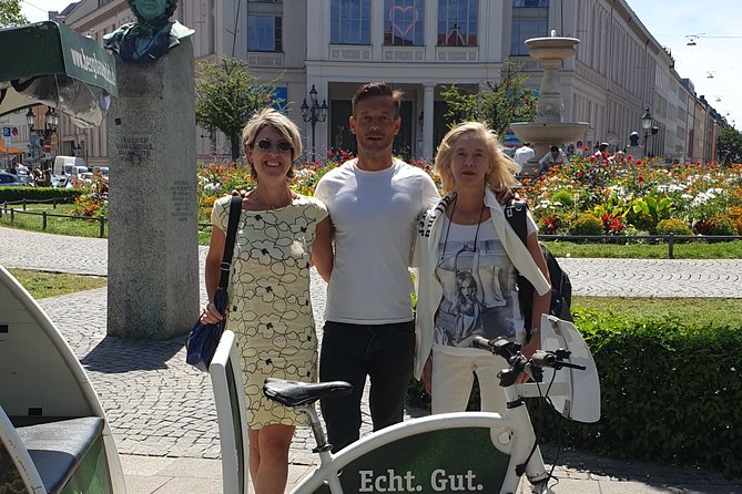 Private Munich Rickshaw City Tour and English Garden - Hofbräuhaus and Viktualienmarkt show two kinds of Munich