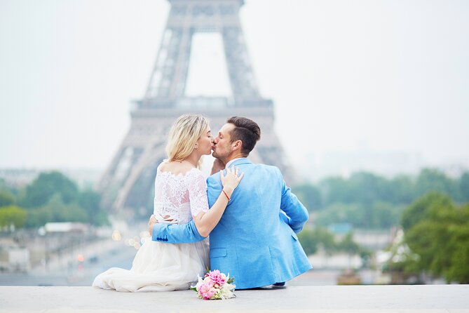 Private Romantic Photoshoot in Paris with Bouquet of Flowers - Meeting at the Cité de l’architecture et du patrimoine