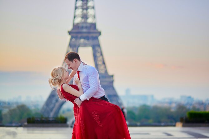 Private Romantic Photoshoot in Paris with Bouquet of Flowers - Walking between the best Eiffel Tower viewpoints