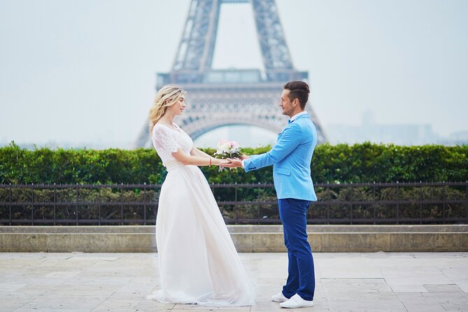 Private Romantic Photoshoot in Paris with Bouquet of Flowers - Receiving 50 images within 48 hours