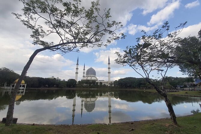 Private Walking Tour of the Shah Alam Lake Gardens with Pick Up and Lunch - Walking Taman Tasik, one half at a time
