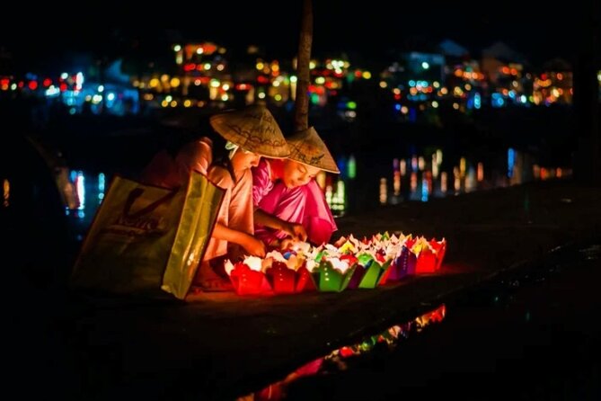 River Boat Ride by Night with Drop Flower Lantern in Hoi An - Choosing the right time for the ride