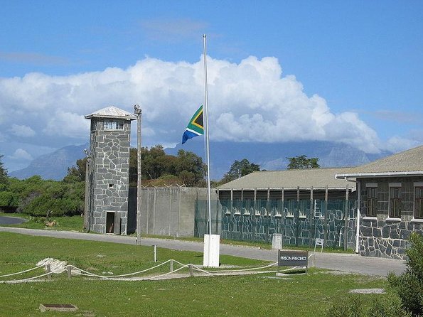 Robben Island ,Kirstenbosch Gardens and Groot Constantia. - Key points to know before booking